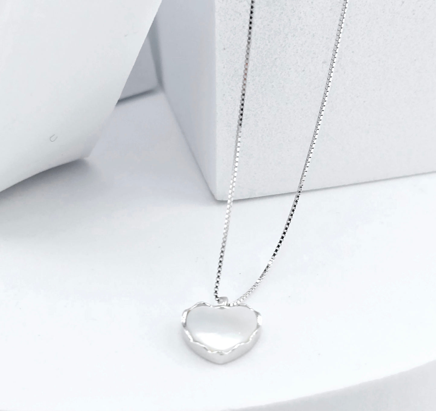 SILVER NECKLACE PENDANT AND HEART STONE